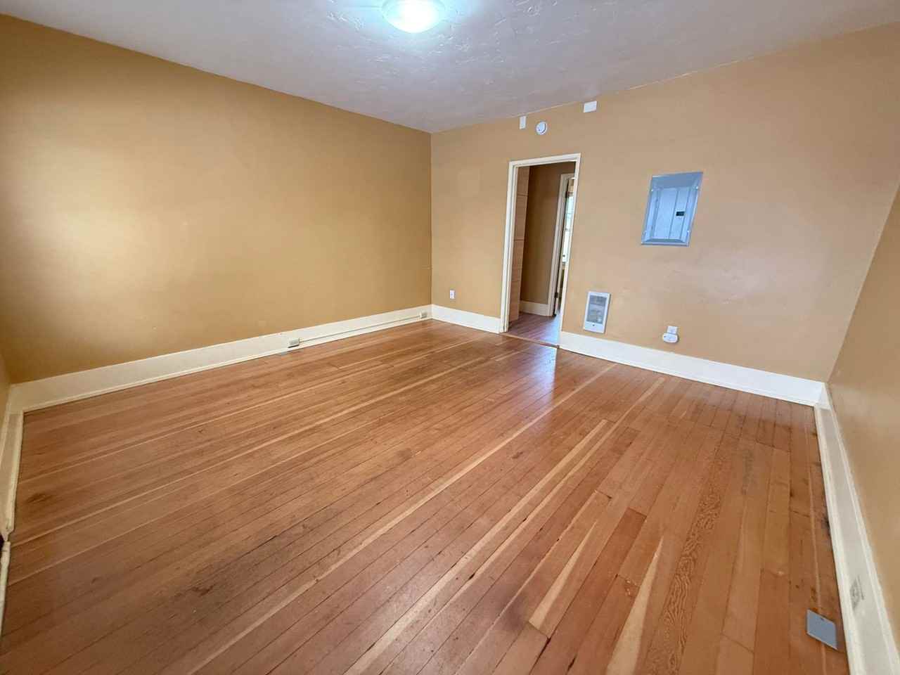 306 Nw Harriman St #6 - Photo 3 of 12