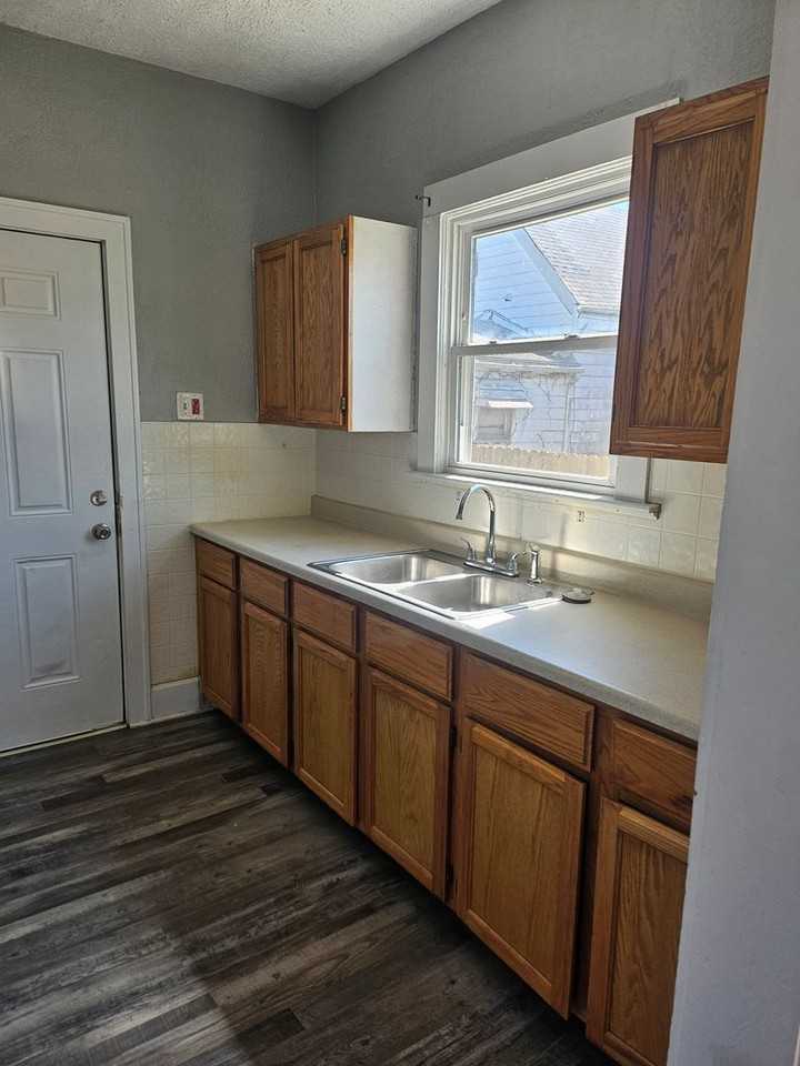 909 N 5th Ave - Photo 6 of 8