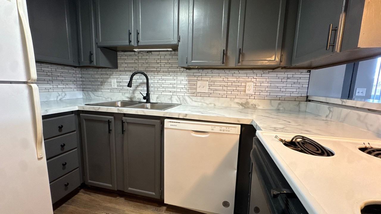 1121 N 28th St #7 - Photo 2 of 26