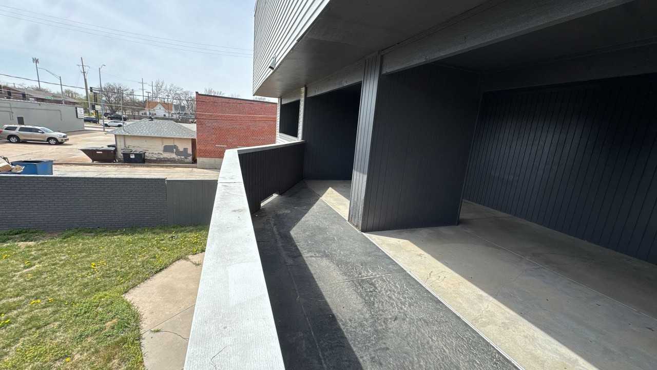 1121 N 28th St #7 - Photo 3 of 26