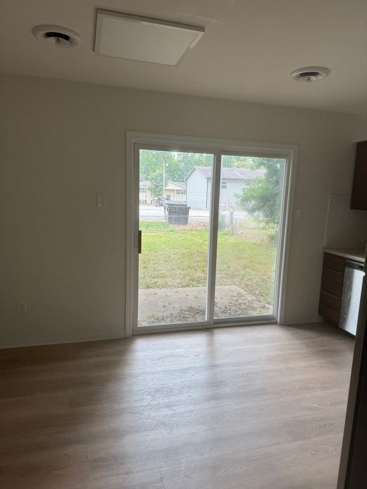 4326 W Bethany Dr - Photo 3 of 6