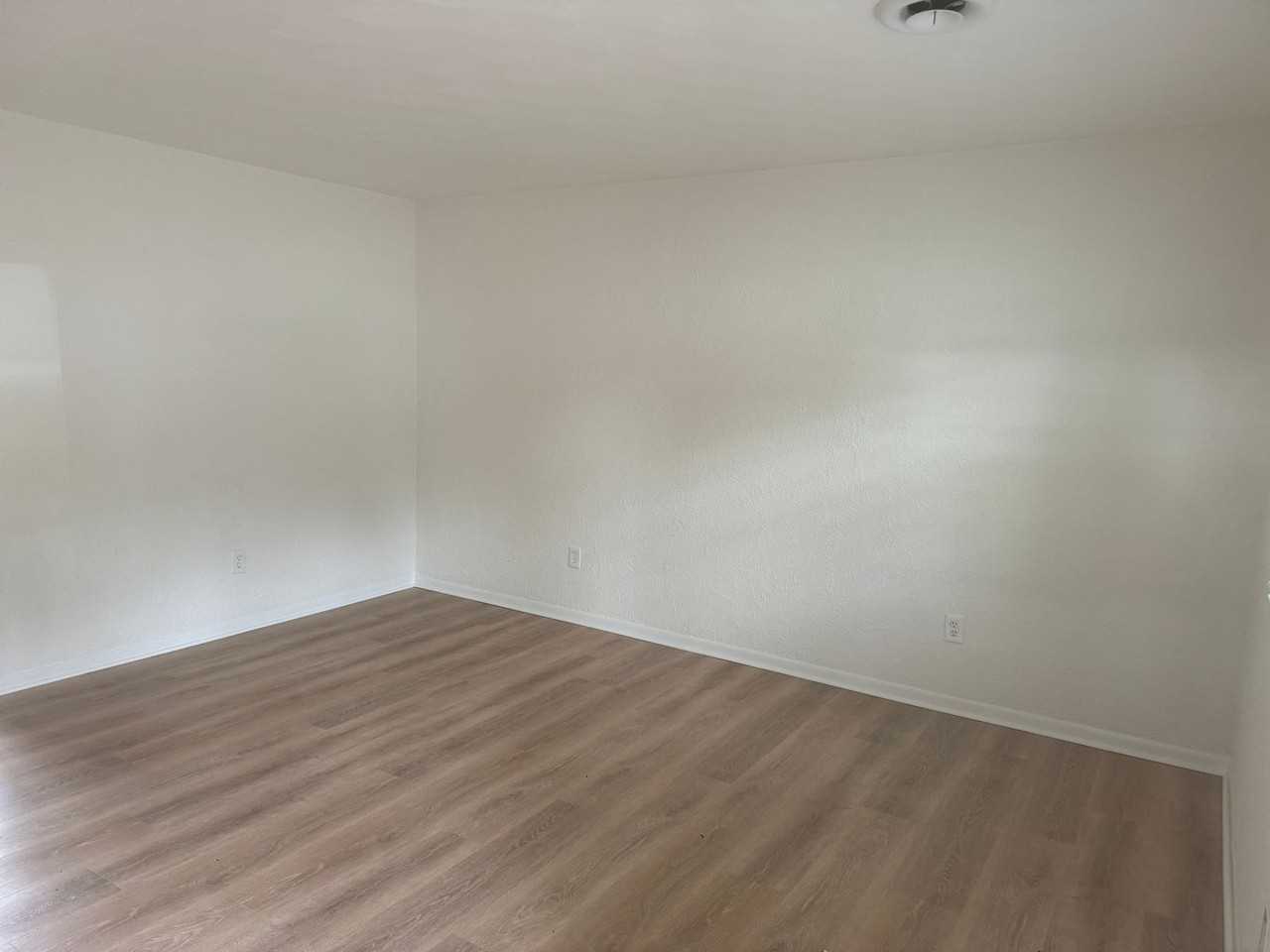 4326 W Bethany Dr - Photo 4 of 6