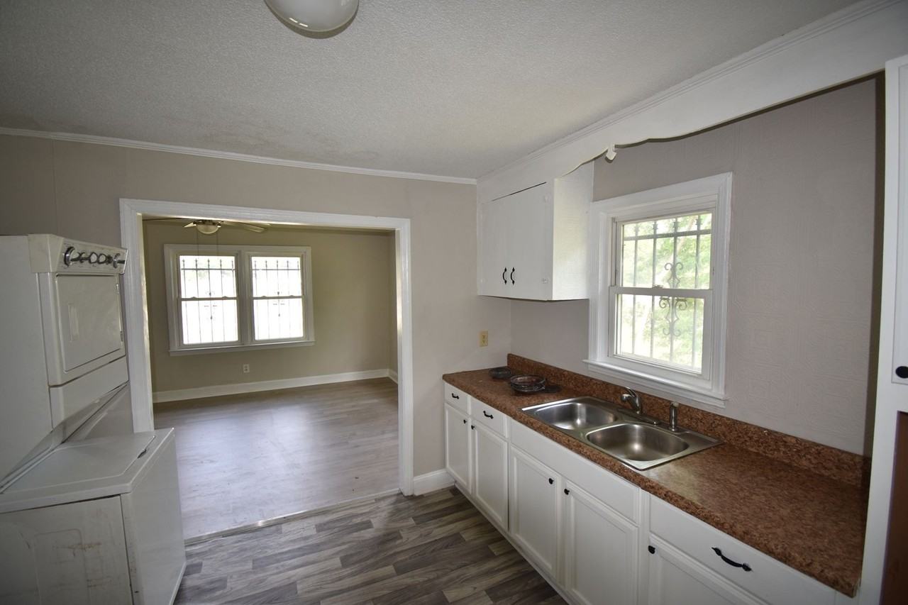 1527 Mcarthur Rd - Photo 3 of 11