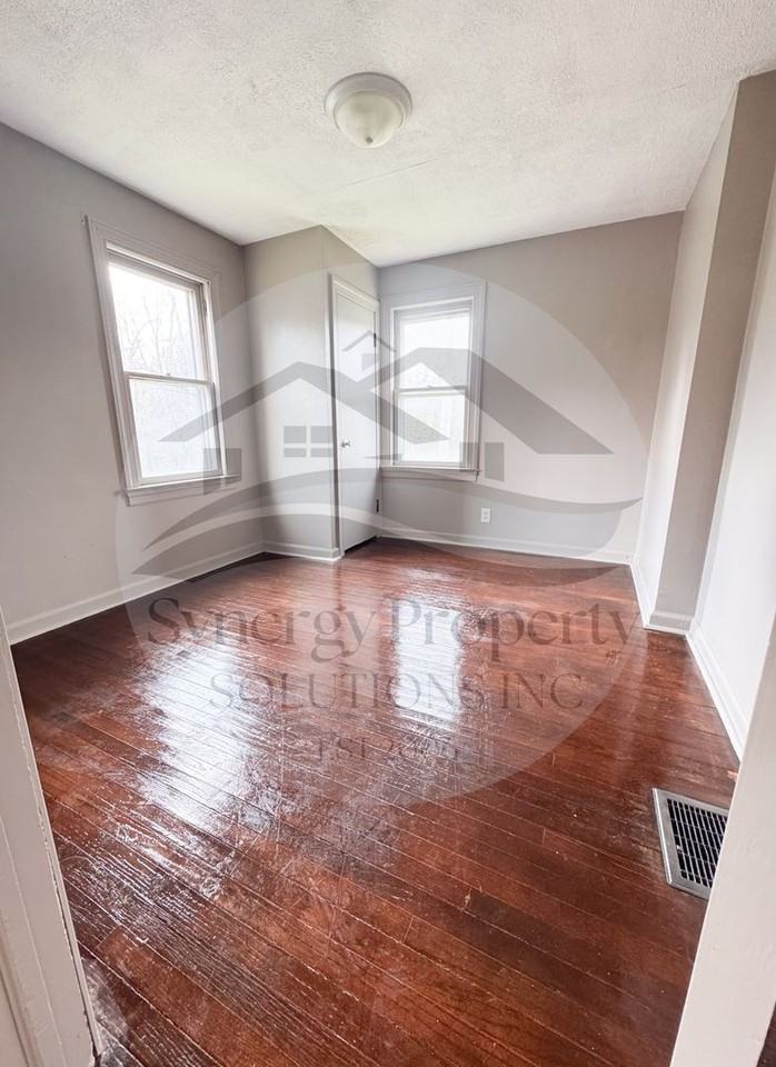 247 Sturges Ave - Photo 2 of 9