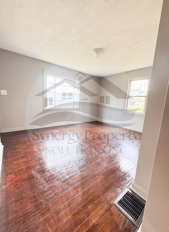 247 Sturges Ave - Photo 5 of 9