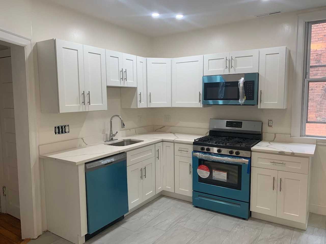 5924 Elwood St - Photo 4 of 39