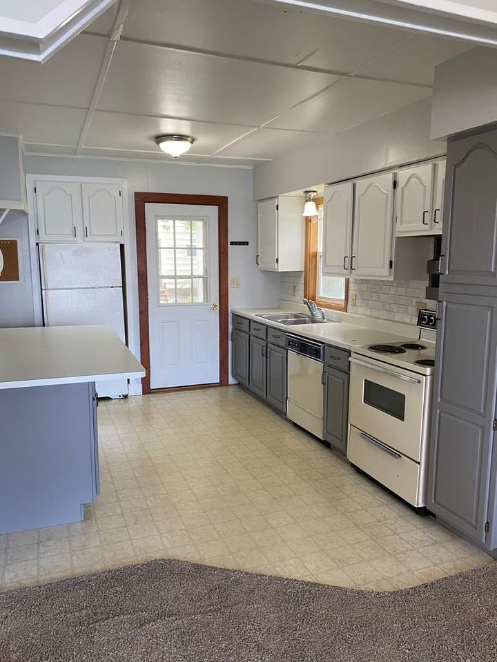 218 S Lake Dr - Photo 3 of 24