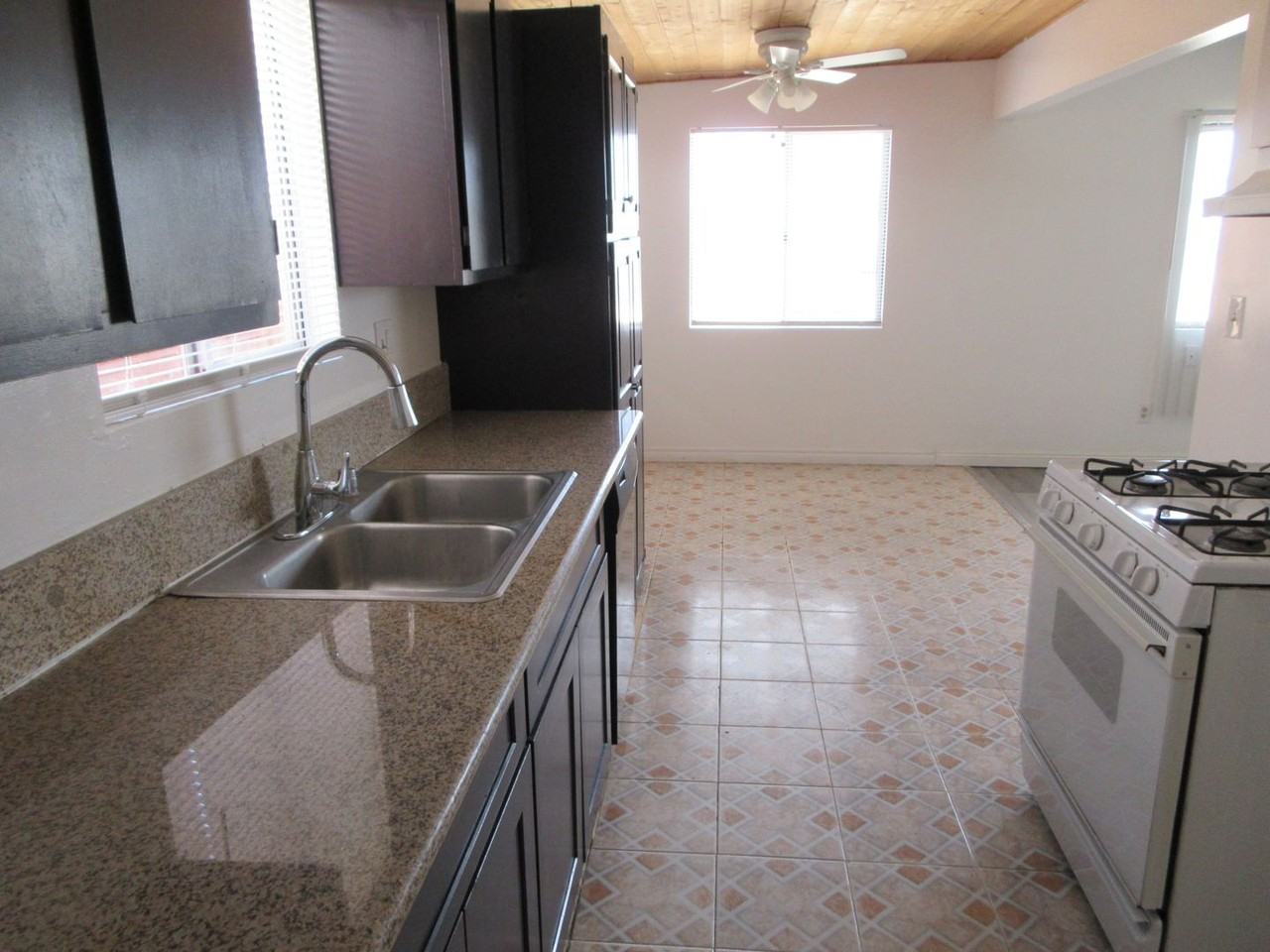 219 W Robertson Rd - Photo 5 of 12