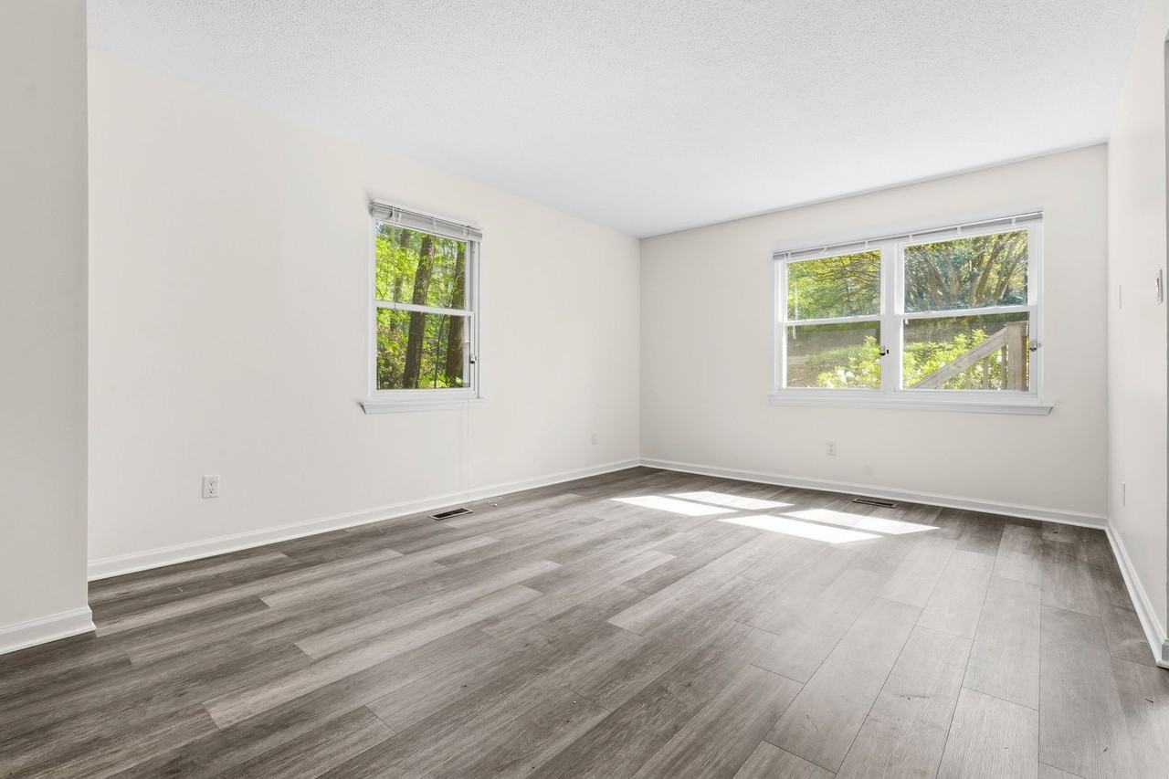 121 Gregory Dr - Photo 2 of 20