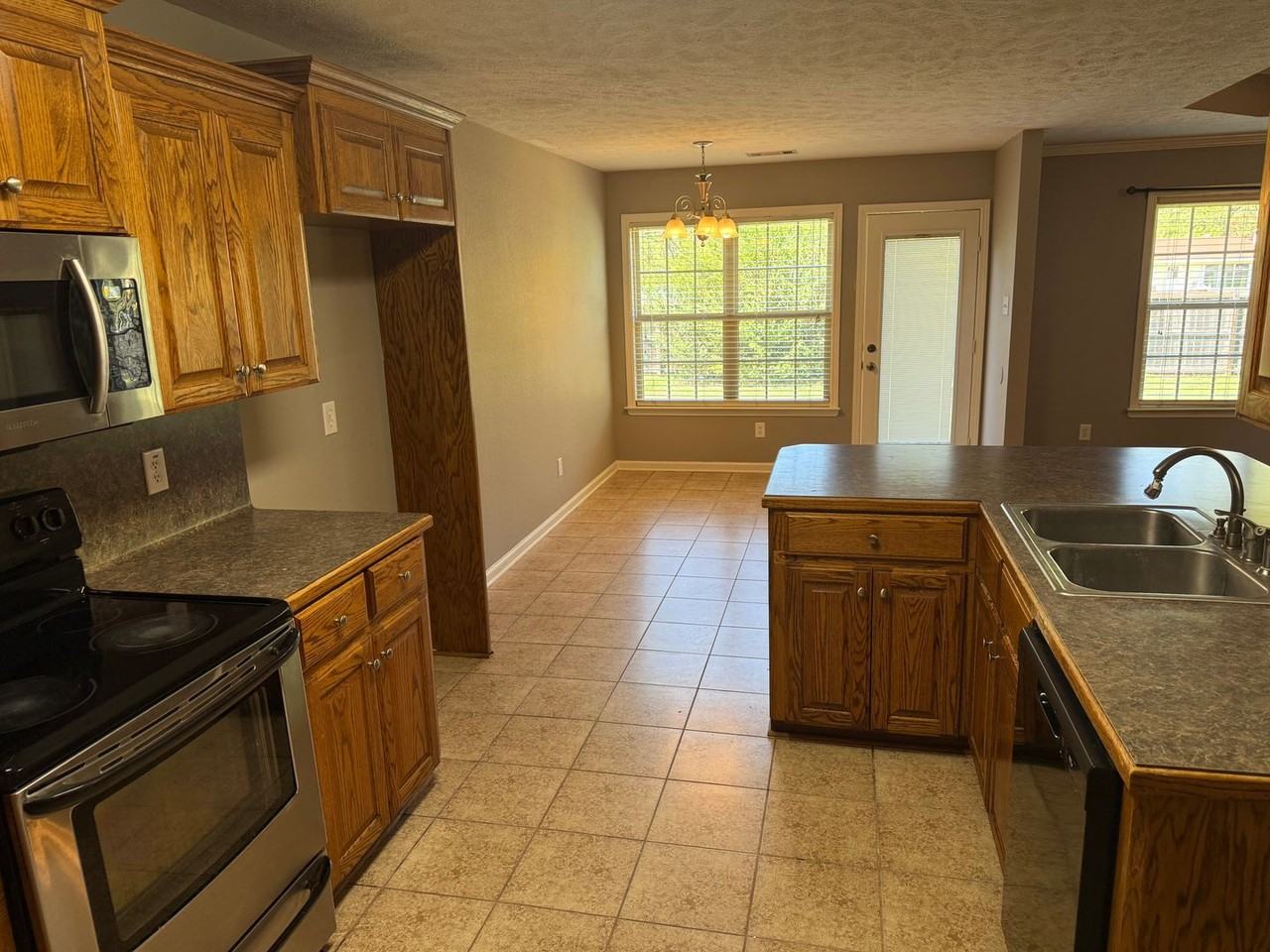 2403 Lancashire Ln - Photo 4 of 20