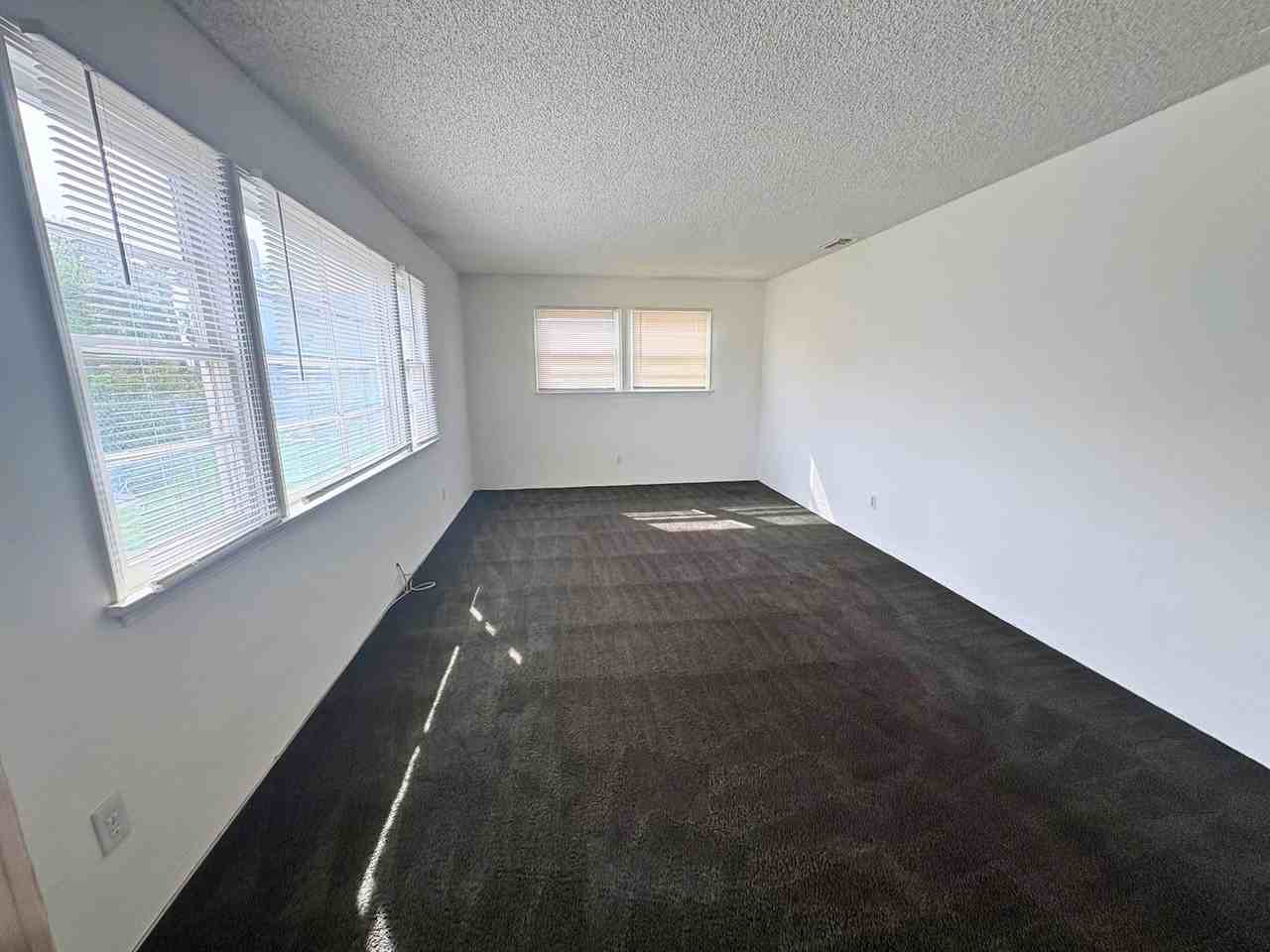 210 W D St - Photo 5 of 16