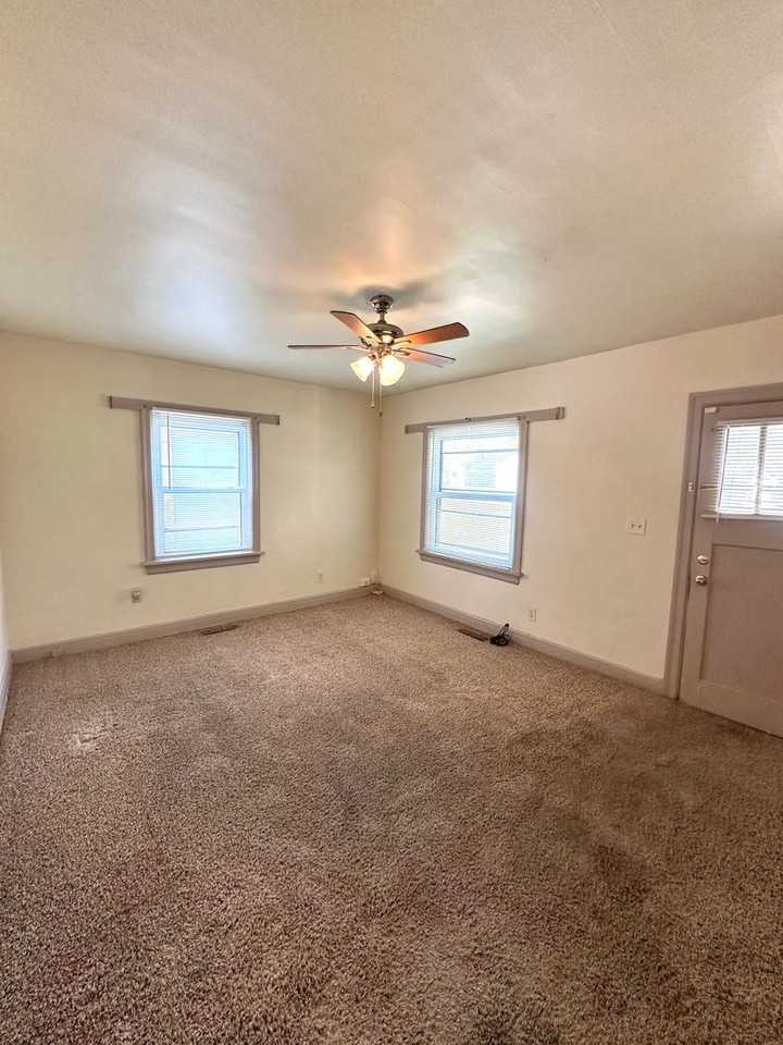 1806 W Olive St - Photo 4 of 17