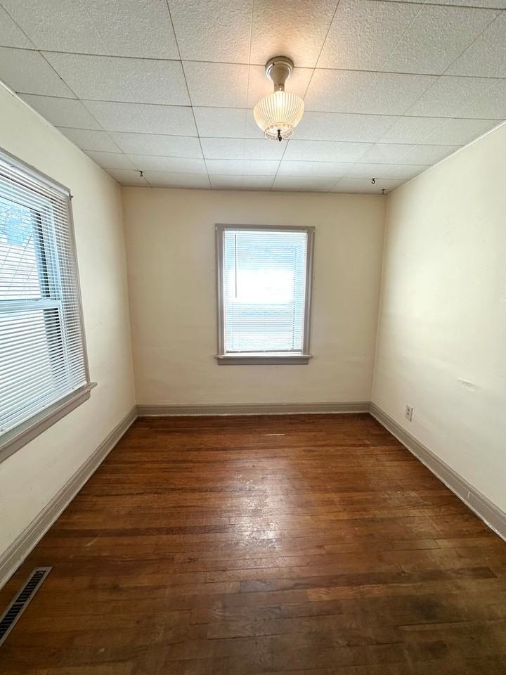 1806 W Olive St - Photo 7 of 17