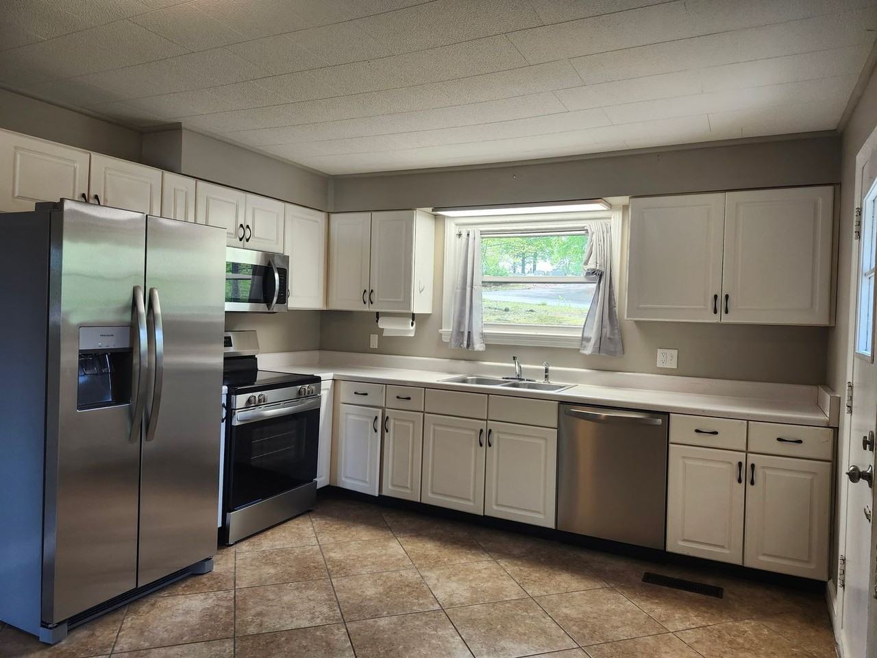 4106 Belvoir Dr - Photo 2 of 11