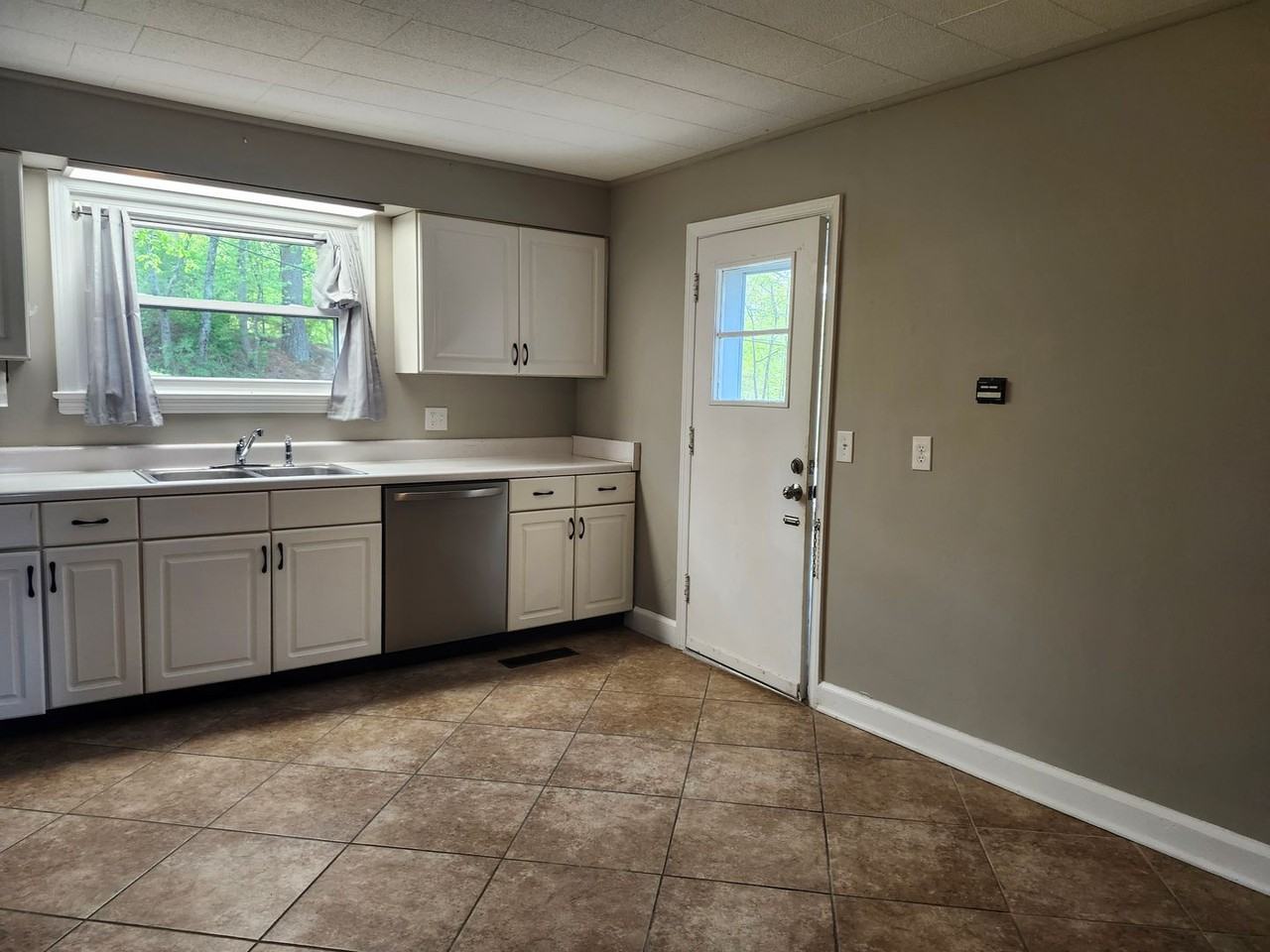 4106 Belvoir Dr - Photo 3 of 11