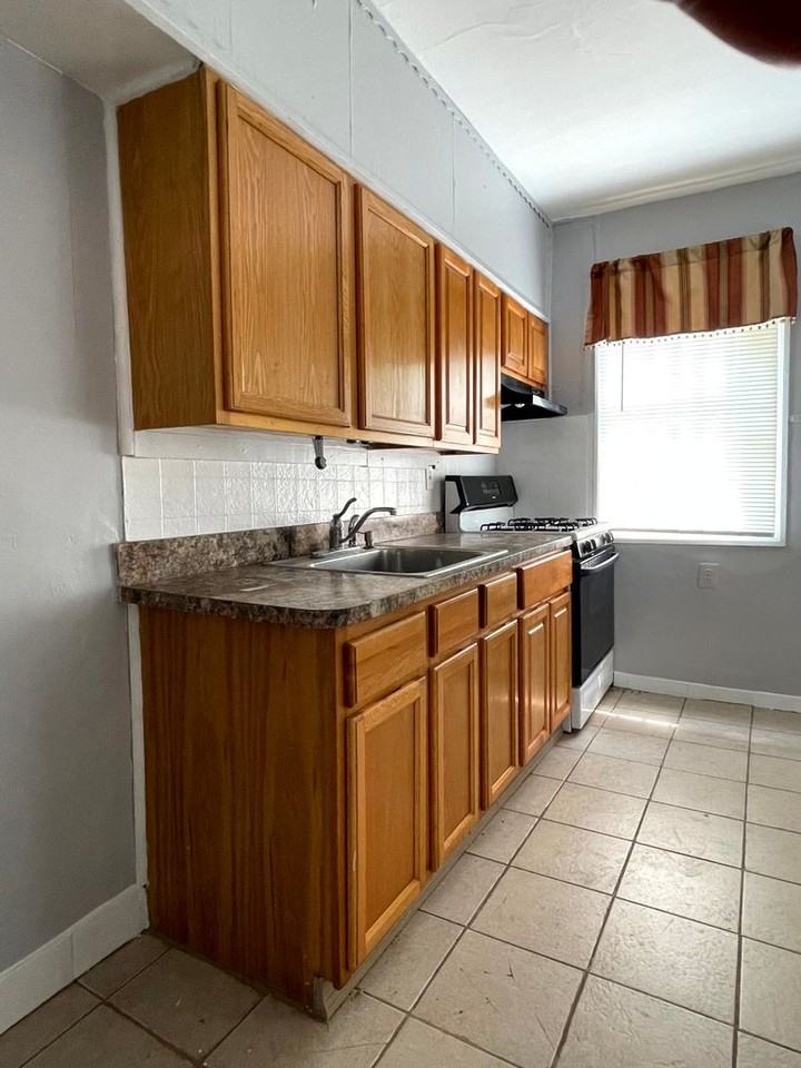 5753 N Beechwood St - Photo 4 of 49