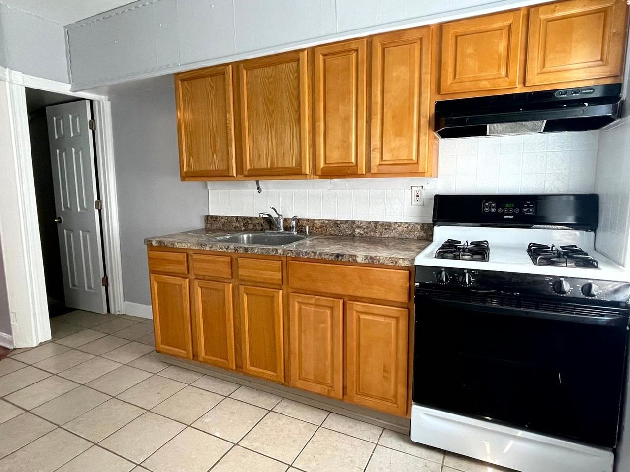 5753 N Beechwood St - Photo 5 of 49