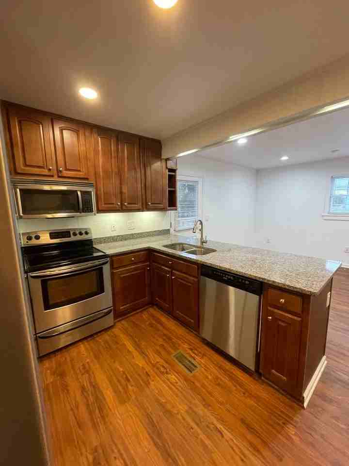 217 Longwood St - Photo 4 of 24