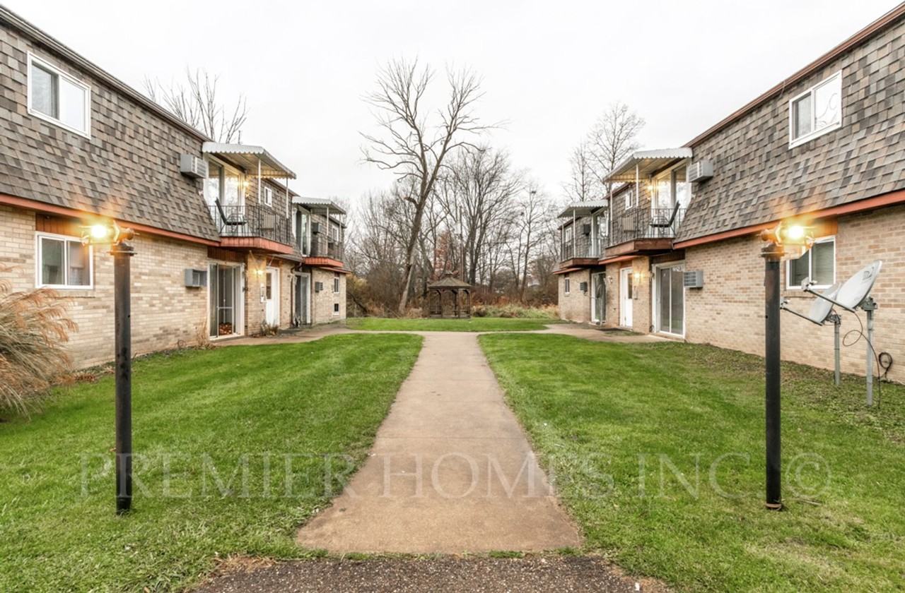 821 Constitution Ave - Photo 3 of 17