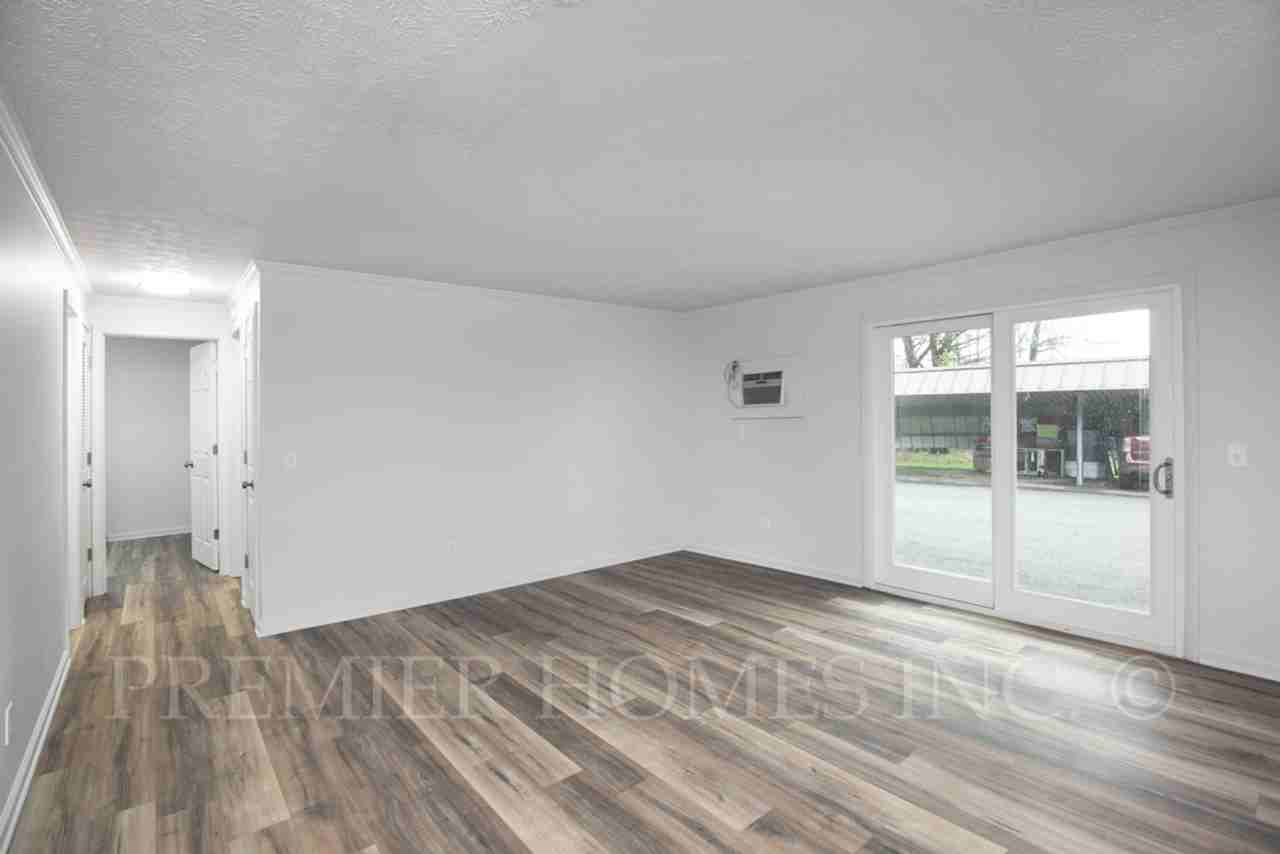 821 Constitution Ave - Photo 5 of 17