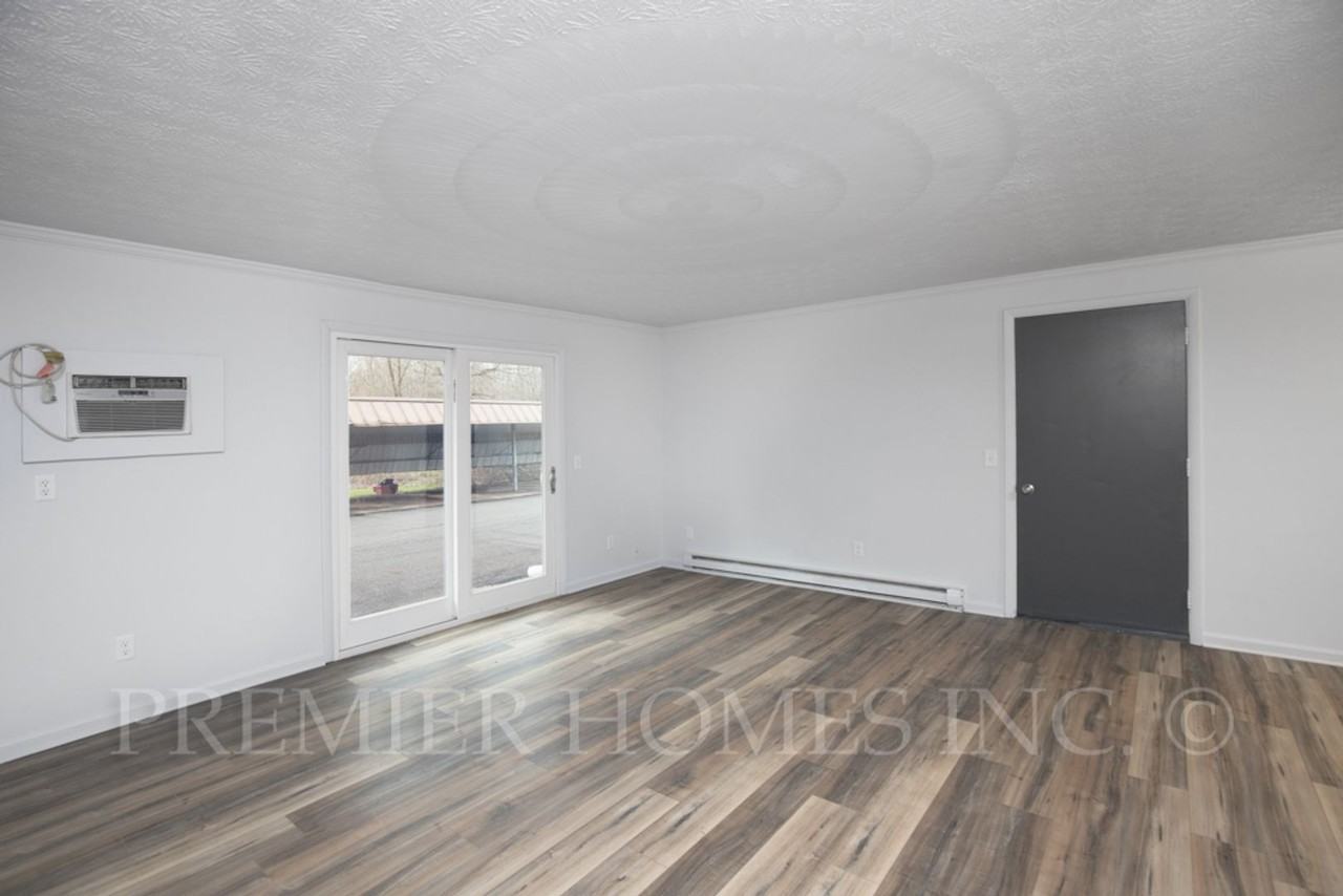 821 Constitution Ave - Photo 6 of 17