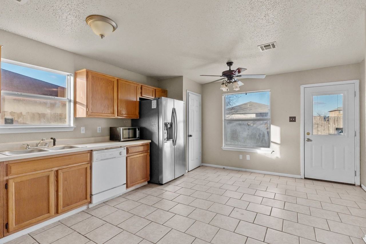 2313 Garrett Dr - Photo 3 of 15