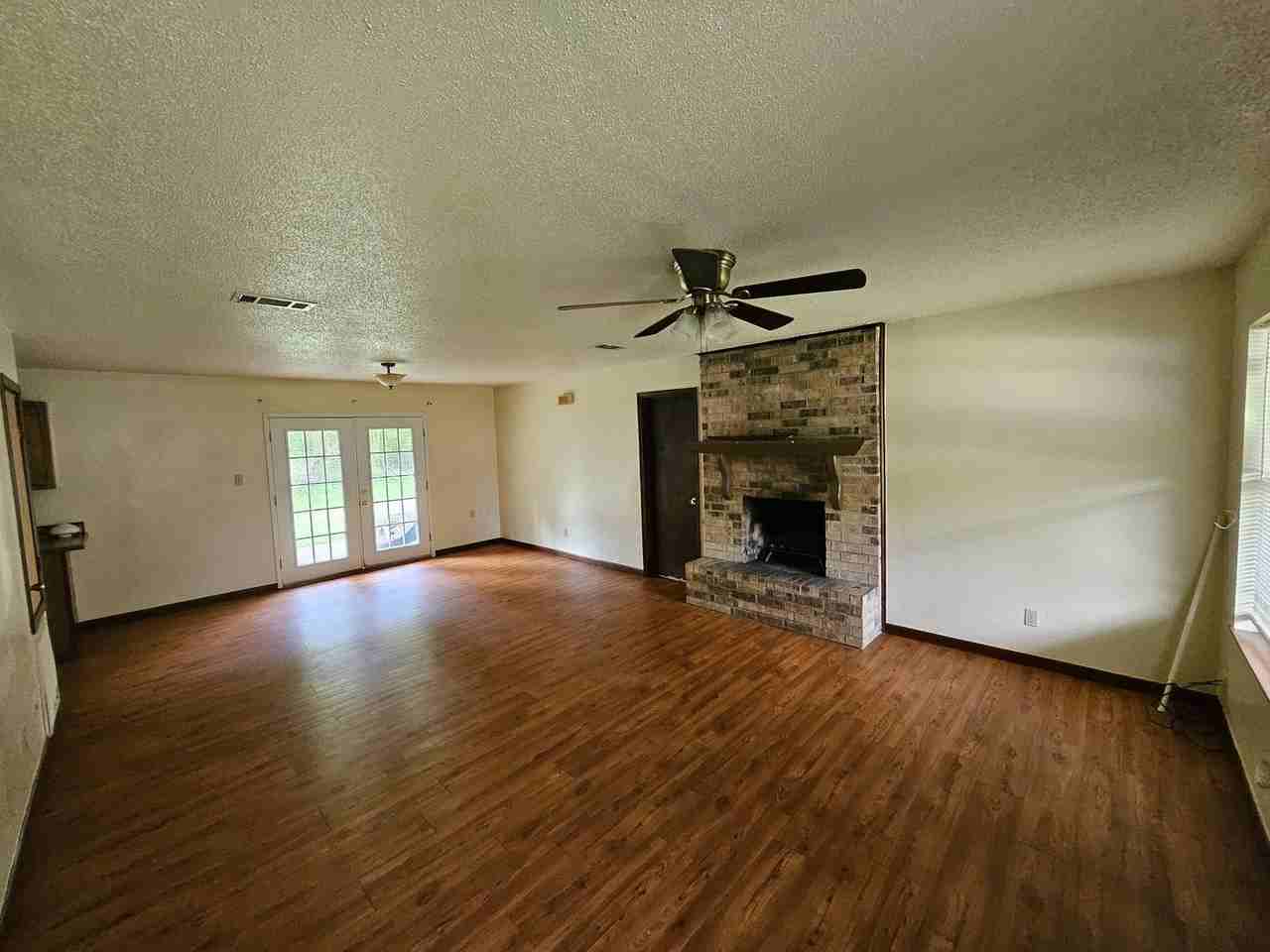 130 Raymond Dr - Photo 2 of 12