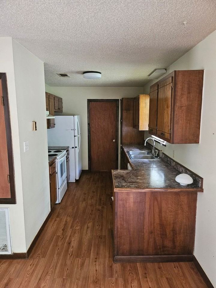 130 Raymond Dr - Photo 4 of 12