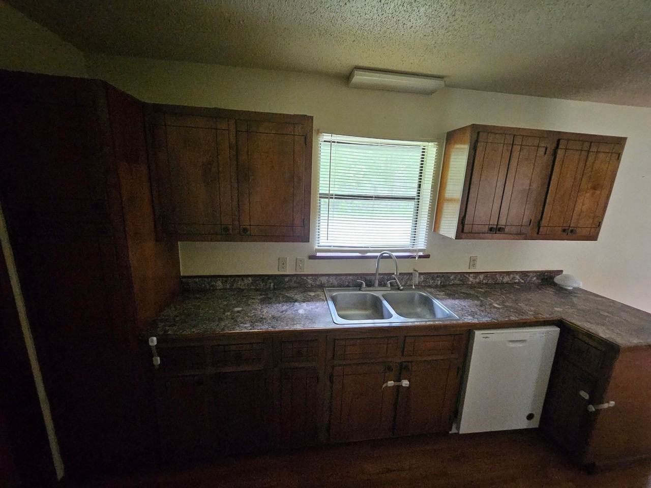 130 Raymond Dr - Photo 6 of 12