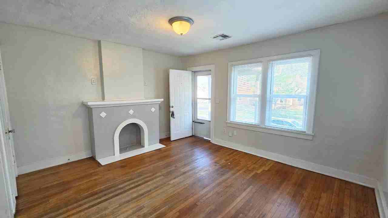 2326 Nw 22nd St - Photo 4 of 16