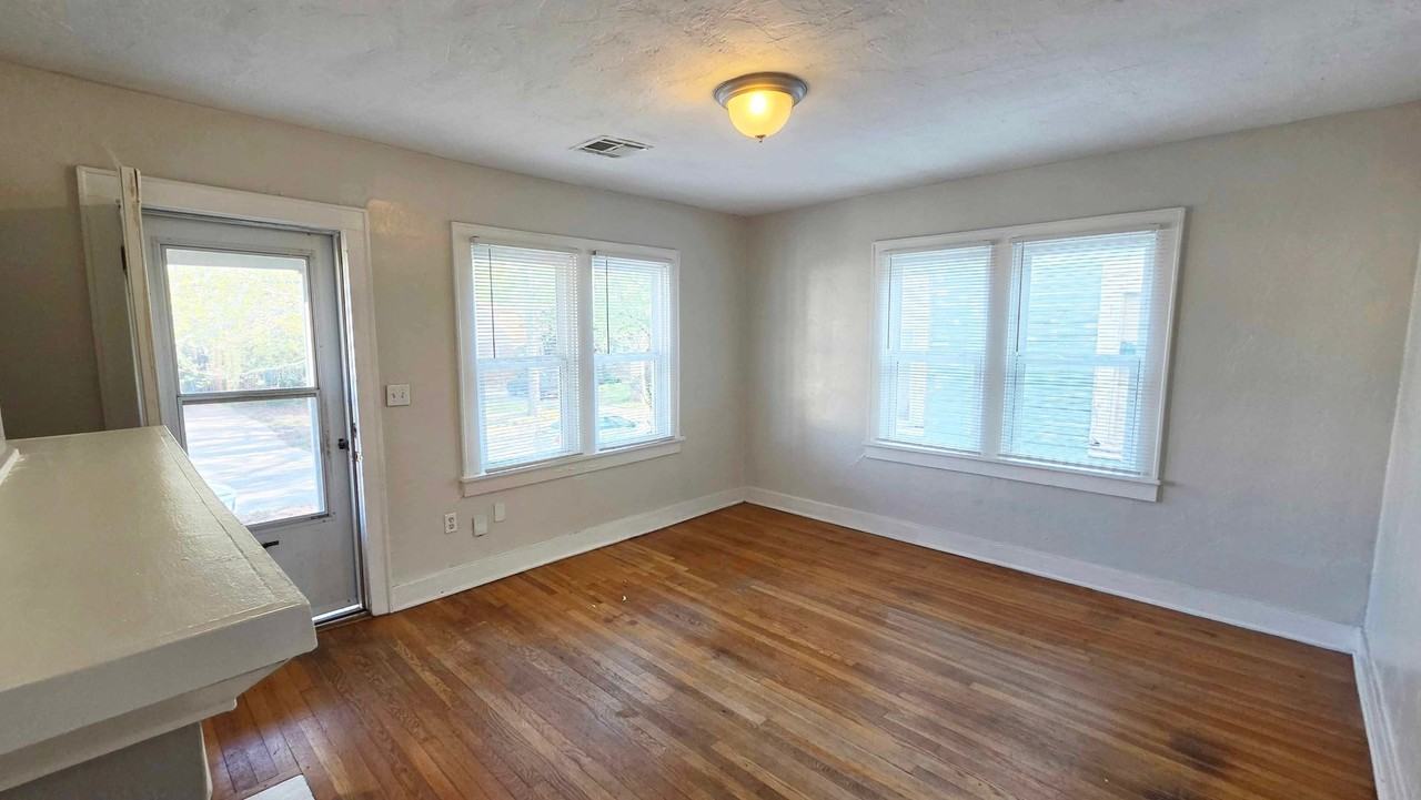 2326 Nw 22nd St - Photo 5 of 16