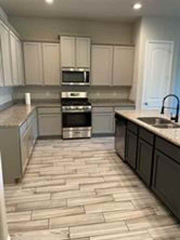 1913 Ridge Creek Ln - Photo 3 of 21