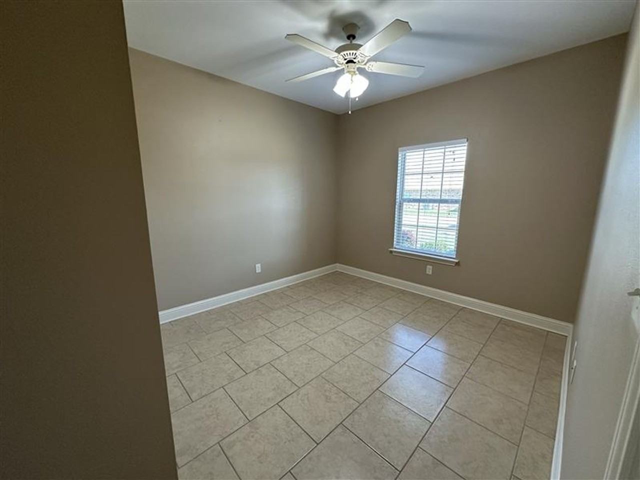 4014 Mobley Cir - Photo 3 of 26