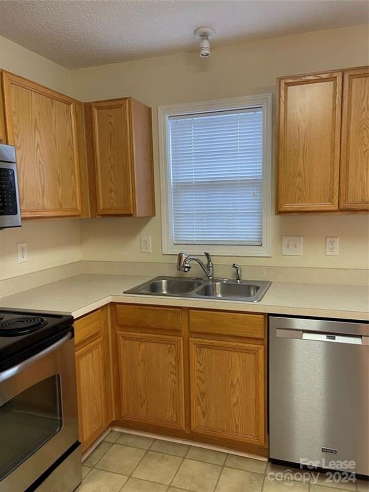 1615 Oak Leaf Dr - Photo 4 of 30