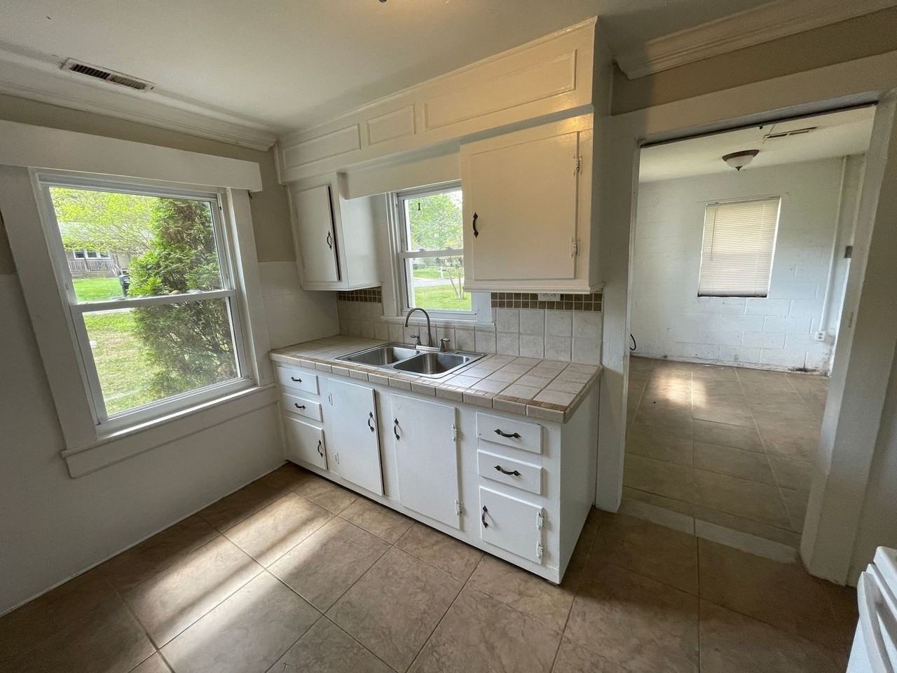 409 E Boston Ave - Photo 7 of 13