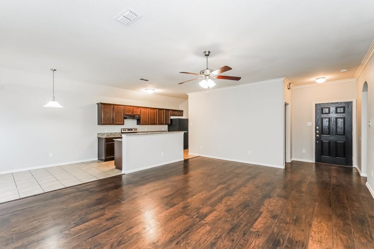 3113 Royal Crest Dr - Photo 4 of 16