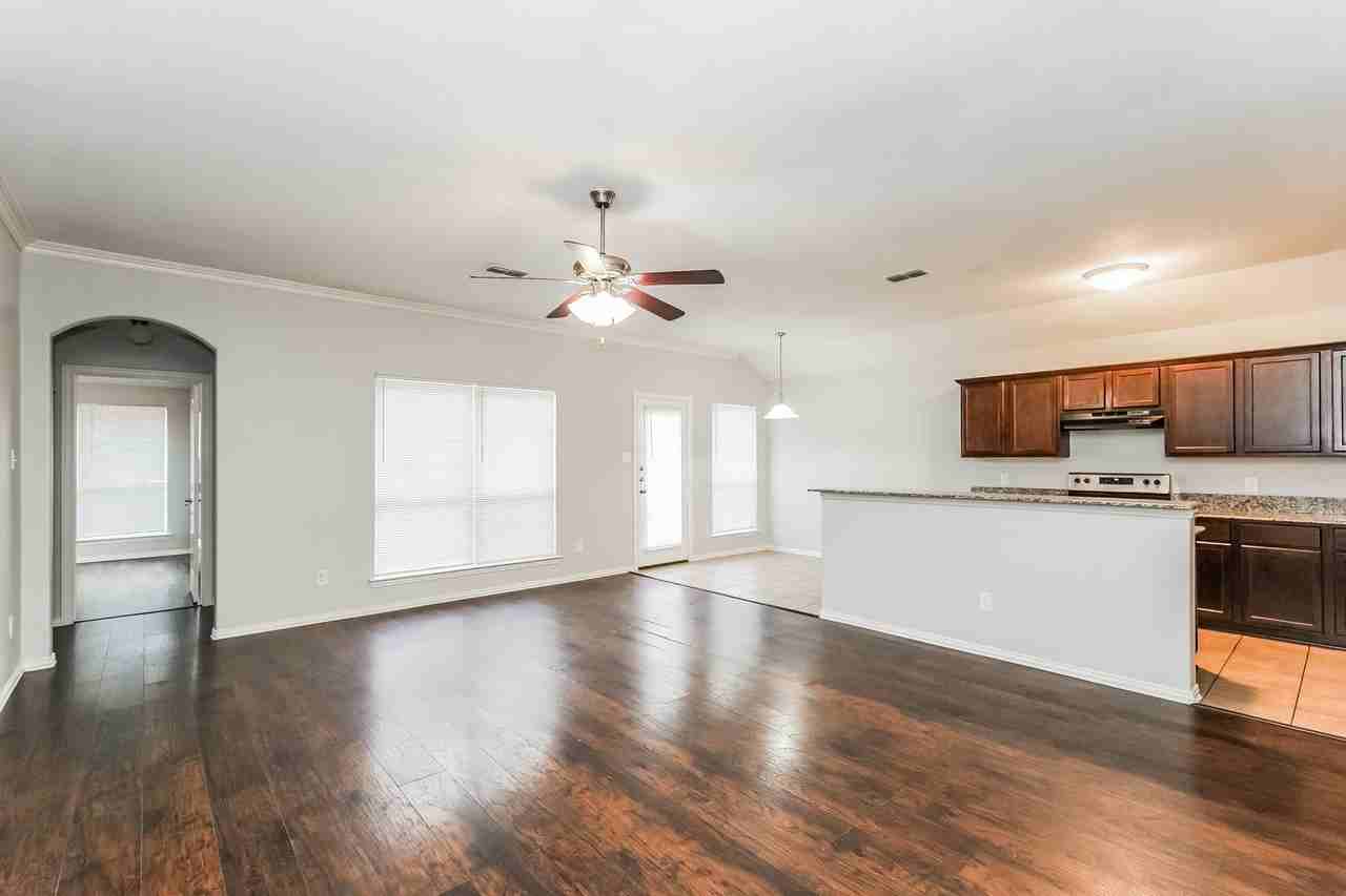 3113 Royal Crest Dr - Photo 5 of 16