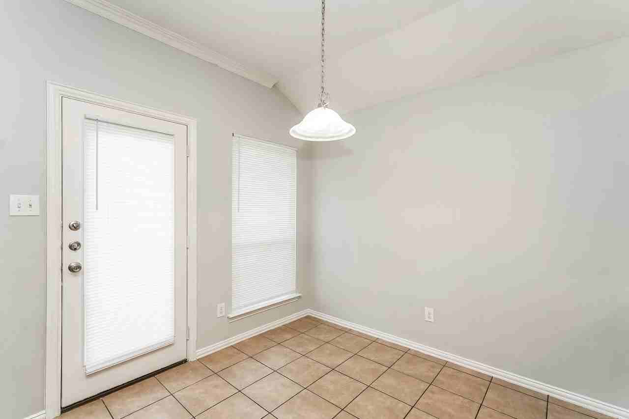 3113 Royal Crest Dr - Photo 6 of 16