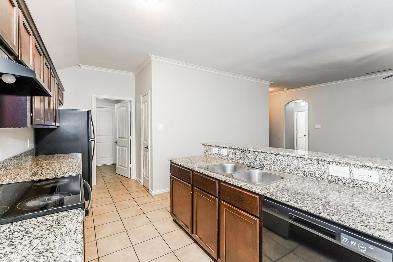 3113 Royal Crest Dr - Photo 7 of 16