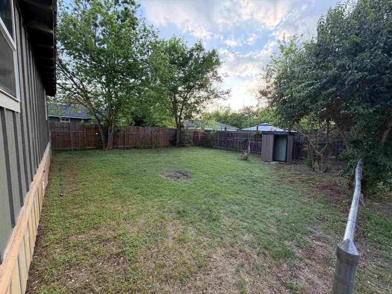 909 Hackberry St - Photo 5 of 12