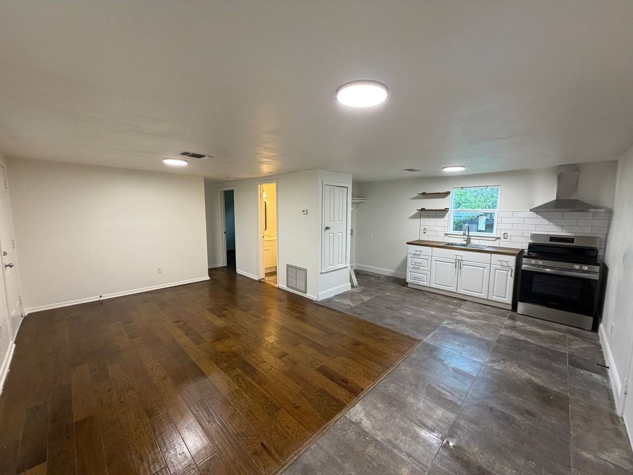 909 Hackberry St - Photo 7 of 12