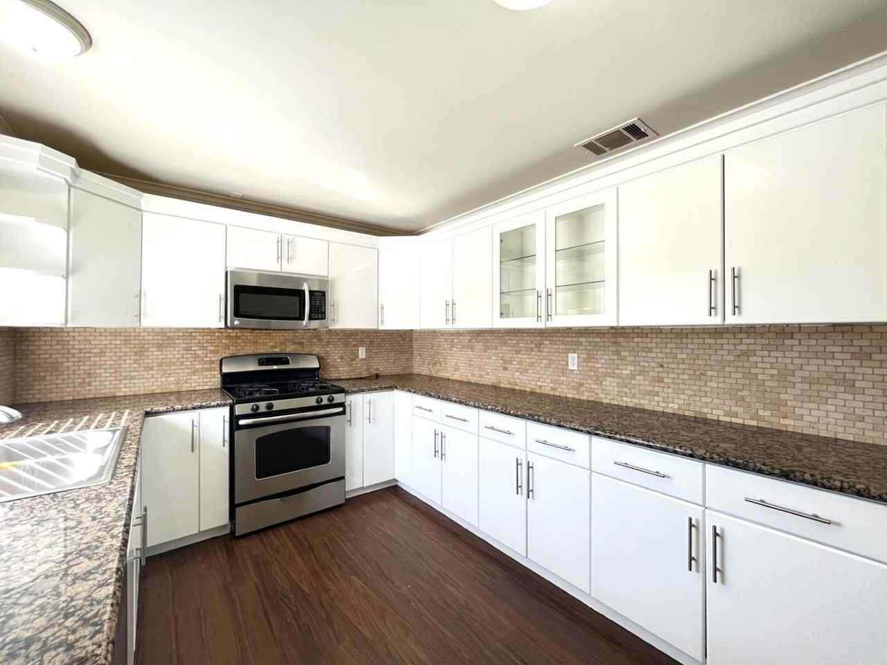 1772 Gould St - Photo 6 of 36