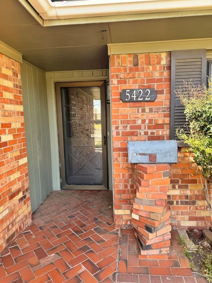 5422 33rd St - Photo 2 of 20