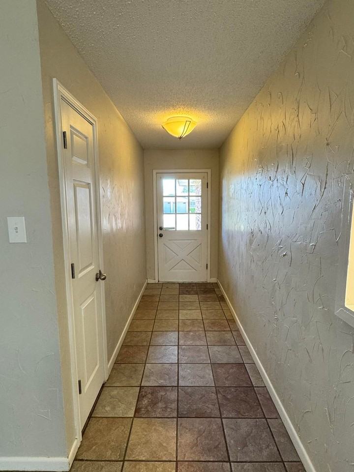 5422 33rd St - Photo 3 of 20
