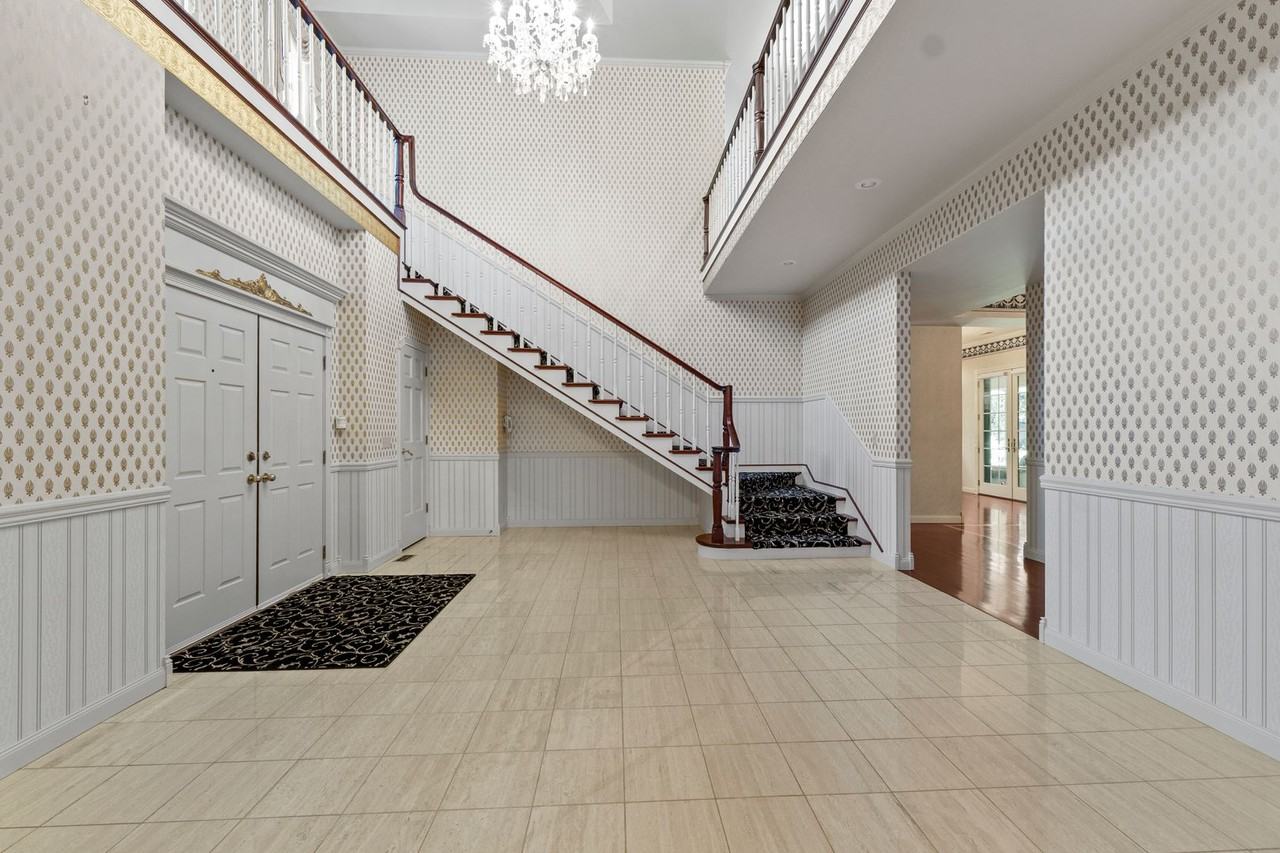 2024 E Southeast Blvd - Photo 4 of 50