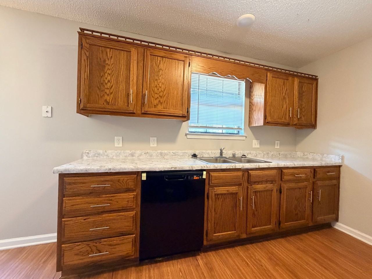 8306 Oxford Valley Dr - Photo 6 of 15