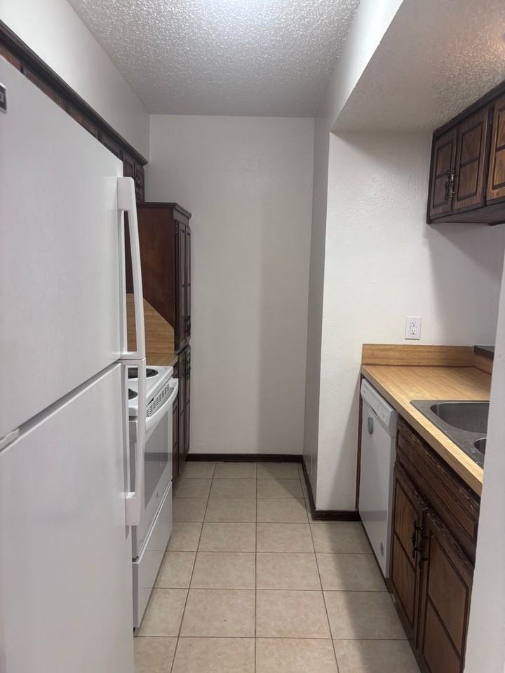 917 Aspen Ct - Photo 2 of 10