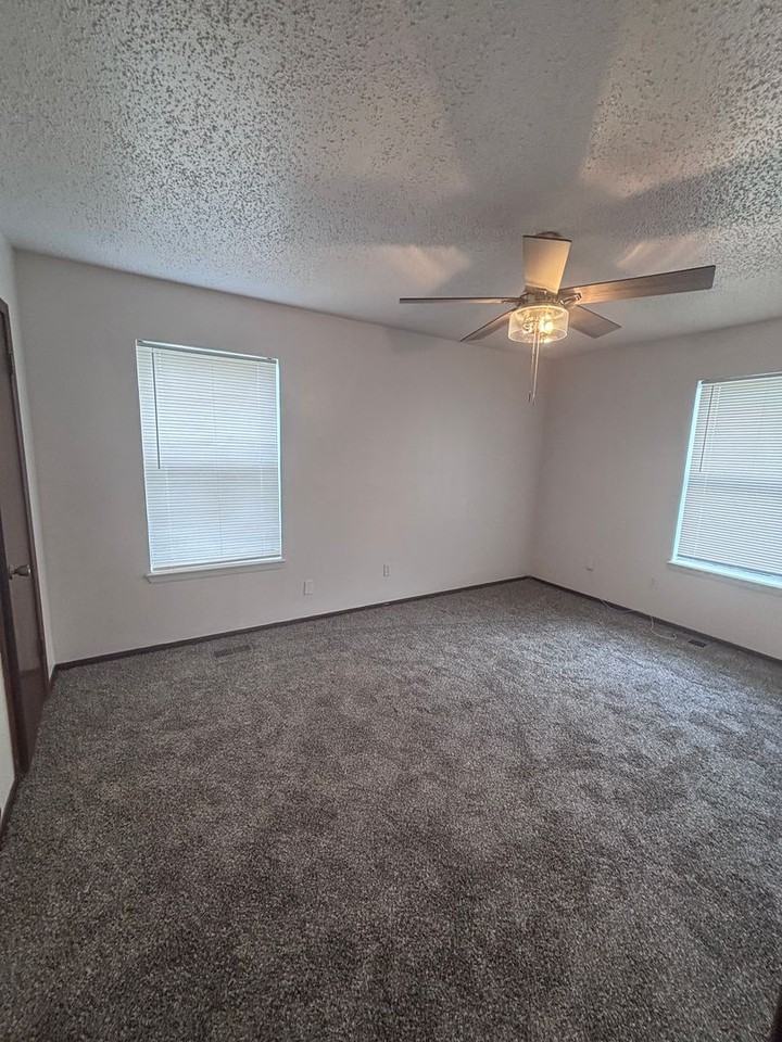 917 Aspen Ct - Photo 6 of 10