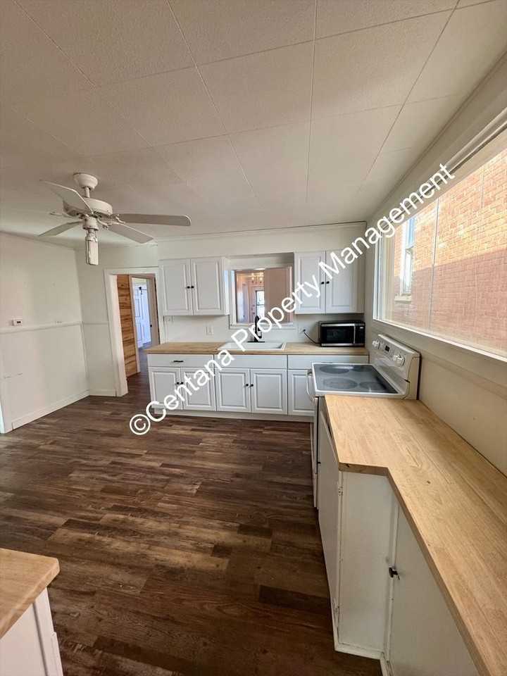 854 S Main St