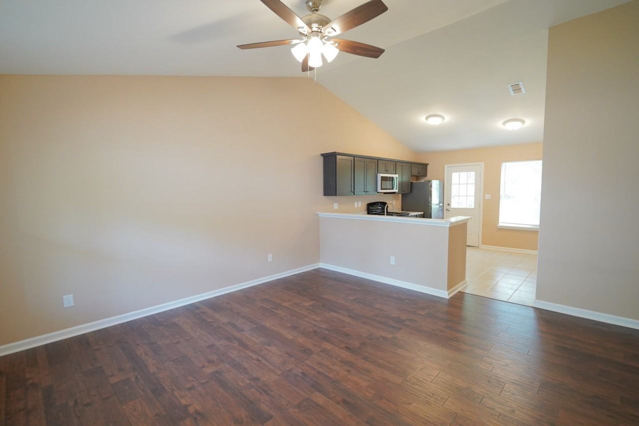 933 Ashburn Dr - Photo 3 of 26
